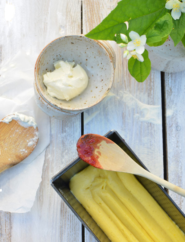 Shooting time pour ce cake à la fleur d'oranger, confiture rhubarbe et fraise