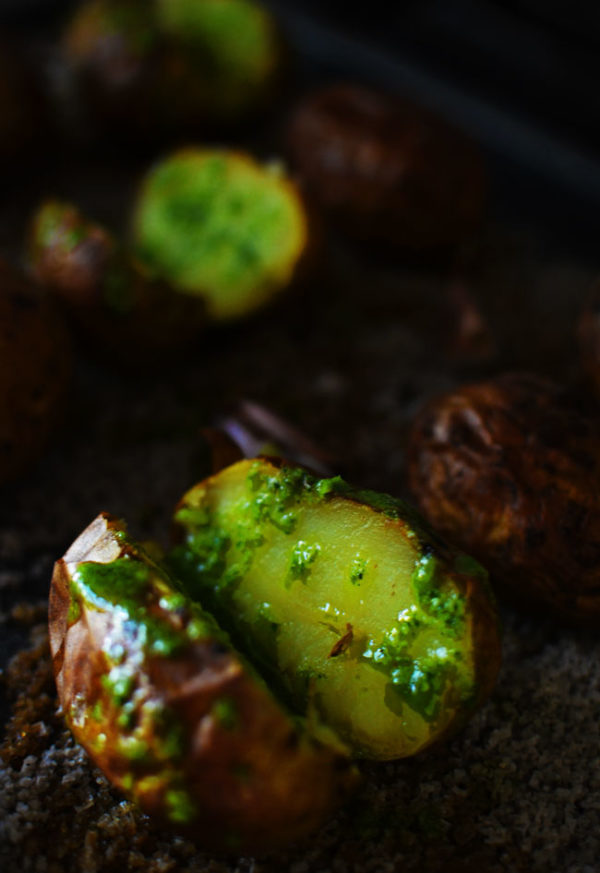 Testez-moi ces pommes de terre au four, légèrement fumées et arrosées d'une huile verte aux herbes fraichement coupées ( ou achetées ;-) )