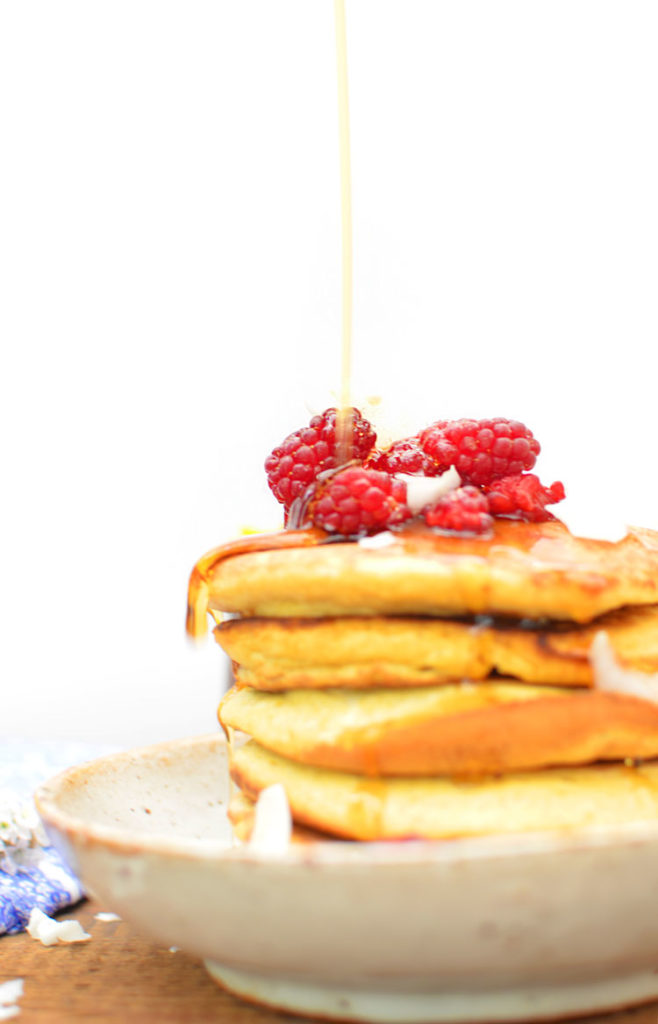 Nappage en bonne et due forme du belle pile de pancakes bien dorés