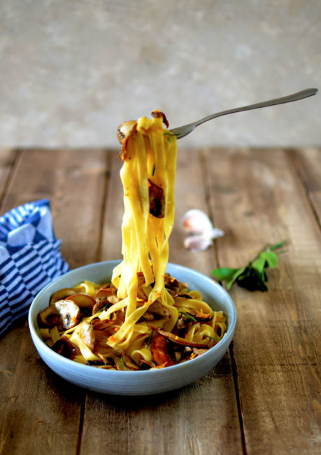 Tagliatelles aux champignons, clémentine et sauge