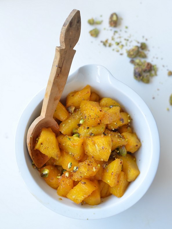 Pour les amateurs d' épices douces voici une recette d'ananas safranée à servir chaud ou tiède avec avec des pistaches croquantes enrobées de miel !
