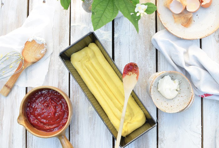 En préparation, un cake au mascarpone et fleur d'oranger, confiture rhubarbe et fraise !