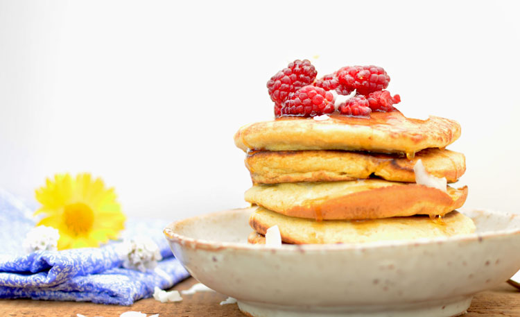 Je suis contre l'idée que des pancakes ne se mangent qu'au petit-déjeuner! Au goûter, en dessert ou pour le petit creux de minuit, un pancake bien doré et généreusement arrosé de sirop d'érable c'est à tout heure oui oui!