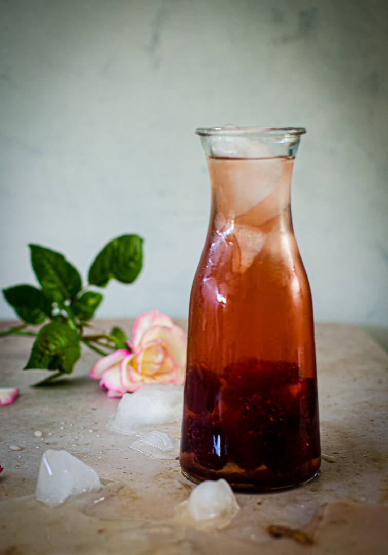 En pleine saison des framboises c'est le moment d'en jeter une bonne poignée dans un litre de thé glacé !