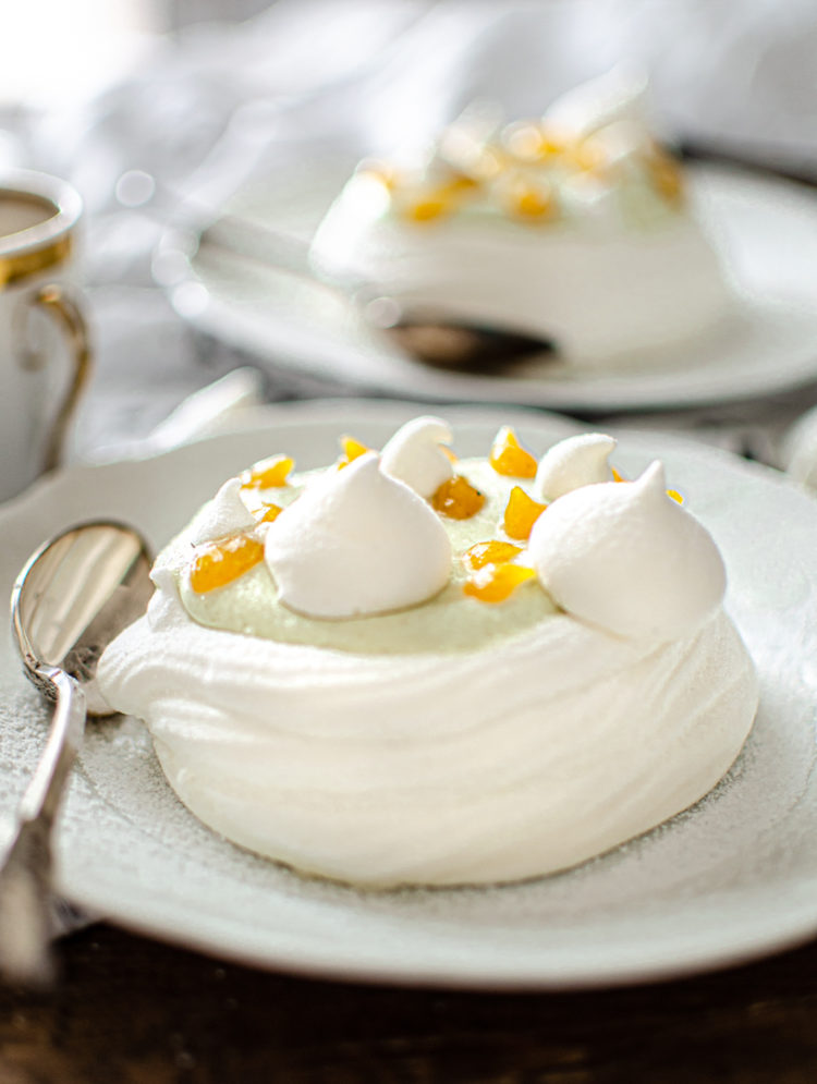 Un peu de légèreté pour les fêtes avec ce pavlova pistache & mangue